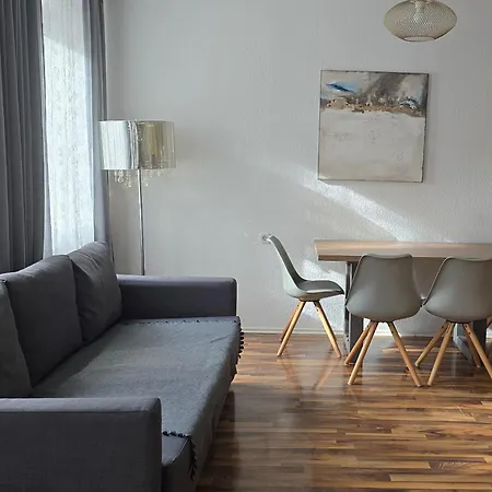 Grosse An Der Rheinpromenade Three *